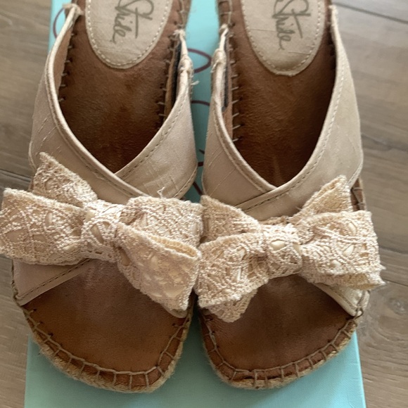 Life Stride Women's Tan Sandals with Bow Size 6 - Picture 2 of 10